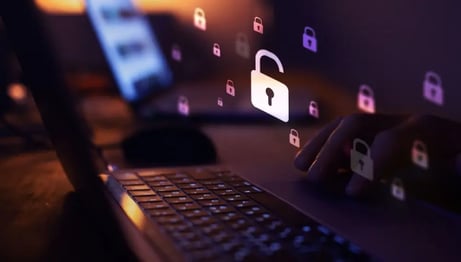 【2025年版】情報漏えいの企業事例5選！｜発生原因と社内情報を守るための対策を詳しく解説