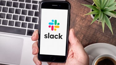 Slackはどのようなアプリなのか? LINEやTeamsとの違いも解説
